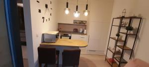 Photo de la galerie de l'établissement Friends - Mieszkanie 53m2 - dwie kawalerki z łazienką, à Książenice 21 autres photos