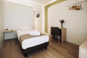 Habitación de hotel con cama y escritorio en Olivò, en Bitritto