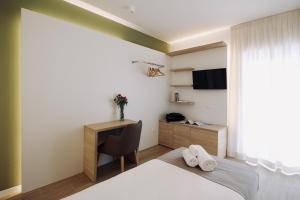 A television and/or entertainment centre at Hotel Olivò