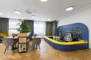 a living room with a table and a large aquarium at Hotel Restovna in Jíloviště