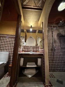 Ванная комната в Hotel Riad Xaluca