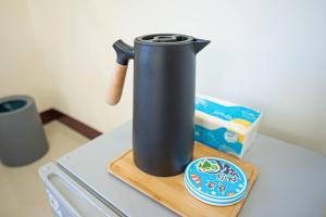 a black thermos is sitting on a counter at 尼莫日記民宿 in Huxi