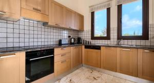 Η κουζίνα ή μικρή κουζίνα στο Beautiful Villa Dionysus with Private Pool in Peaceful Location - Aphrodite Hills