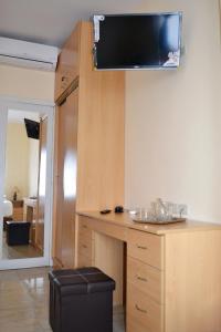 Habitación con escritorio y TV en la pared. en Hotel Crucero, en Cojimíes