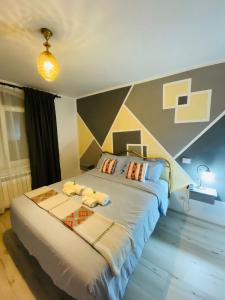 um quarto com uma cama grande e uma parede listrada em CASA MATILI-1st floor of the house em Piatra Neamţ