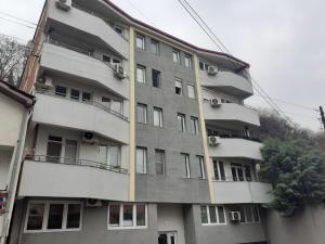 ein Apartmenthaus in Weiß und Gelb in der Unterkunft Ballet apartament in Skopje