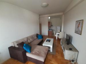 ein Wohnzimmer mit einem Sofa und einem Tisch in der Unterkunft Ballet apartament in Skopje