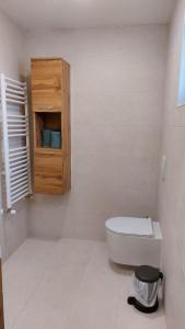 uma casa de banho com WC e um armário de madeira em Magic Nature Lodge em Marvão