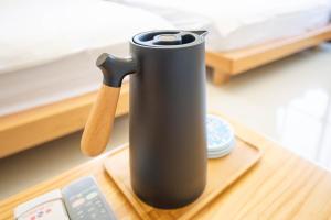 a black thermos on a table with a knife at 尼莫日記民宿 in Huxi