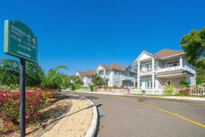 un letrero de la calle frente a una fila de casas en Casa Villa - Floral Park- Sealinks City Resort, en Phan Thiet