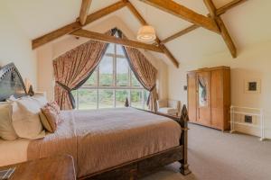 A bed or beds in a room at Lodge Barn