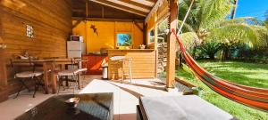 Casa con cocina y zona de comedor con hamaca en Yuka Lodge - Bungalow privé avec jardin en pleine nature, en Sainte-Anne