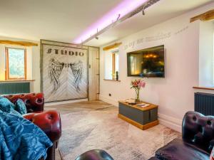 - un salon avec un canapé et une table dans l'établissement The Artist Studio, à Hest Bank