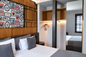 a bedroom with a bed and a mirror at London Paddington Apartments in London