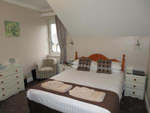 een slaapkamer met een bed met twee handdoeken erop bij Hillside Bed & Breakfast in Kendal