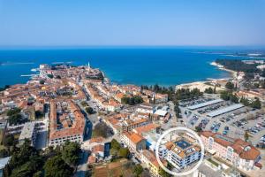 una vista aérea de la ciudad y el océano en Residence Nar, en Poreč