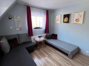 ein Wohnzimmer mit Sofa und Tisch in der Unterkunft Pokoje u Reni - 5 minut do Krupówek - widok na góry in Zakopane