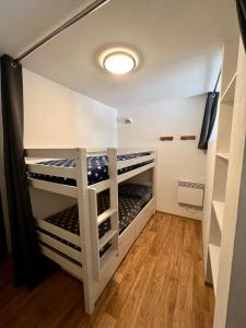 um pequeno quarto com 2 beliches em La Foux d Allos Les Cimes em Allos