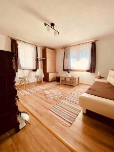 a bedroom with a bed and a wooden floor at Aprócska kulcsosház - Guesthouse in Inlăceni +44 photos