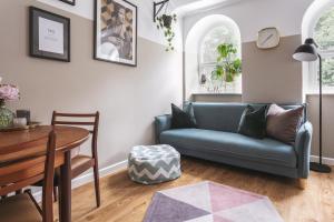 a living room with a blue couch and a table at 14 Church Street- close to Windermere Train Station in Windermere