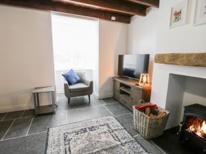 Un televizor și/sau centru de divertisment la Driftwood Cottage