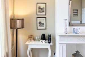 een kamer met een witte tafel en een spiegel bij Bed & Breakfast Rijsterbosch in Rijs