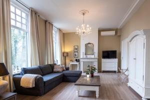 a living room with a couch and a table at Bed & Breakfast Rijsterbosch in Rijs