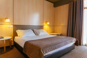 Cama ou camas em um quarto em Axis Vermar Conference & Beach Hotel