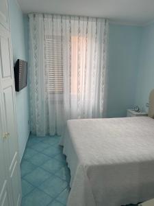 a bedroom with a bed and a window at Mare e Sole in Maiori