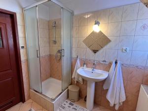 ein Badezimmer mit Dusche und Waschbecken in der Unterkunft Pokoje u Reni - 5 minut do Krupówek - widok na góry in Zakopane + 21 Fotos
