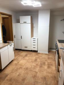 Dapur atau dapur kecil di Gästehaus mit 5 separaten Schlafzimmern für 9 Personen, 24 h check in direkte Nähe Landesgartenschau +5 gambar