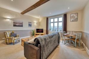 un soggiorno con divano e tavolo di Guest Homes - Harrow Croft Dwelling a Worcester
