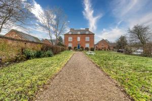una grande casa in mattoni con un sentiero di fronte di Guest Homes - Harrow Croft Dwelling a Worcester