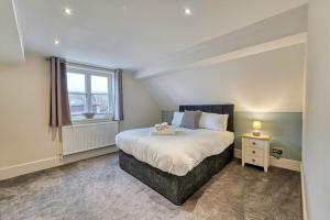 a bedroom with a large bed and a window at Guest Homes - Harrow Croft Dwelling in Worcester