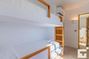 Camera con letto a castello e scala. di Villa Herina 8 - Grupo Turis a Moraira