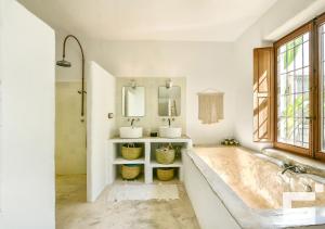 bagno con 2 lavandini e vasca di Villa Herina 8 - Grupo Turis a Moraira