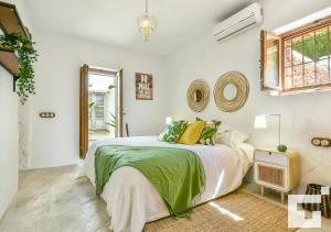 una camera da letto con un letto con cuscini verdi e gialli di Villa Herina 8 - Grupo Turis a Moraira