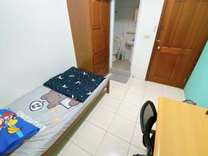 Habitación pequeña con cama y baño. en 南朋友 Not accepting foreign tourists不收現金 未收到匯款以前房間一概不保留 詳情請參閱圖片加line聯繫 謝謝, en Tainan