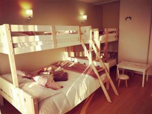 1 dormitorio con 2 literas y mesa en Cintray Parc Résidence en Breteuil-sur-Iton