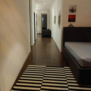 萊比錫的住宿－萊比錫裝飾藝術公寓，一间带床和走廊的客厅