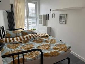 dwa łóżka w pokoju z oknem w obiekcie Apartament Bażantów 26 w mieście Katowice