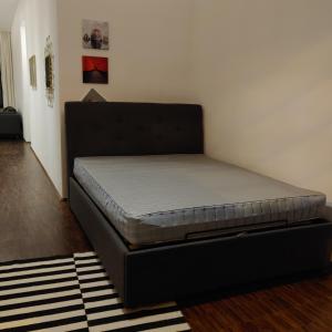 - un lit dans l'angle de la pièce dans l'établissement Art Deco Leipzig, à Leipzig