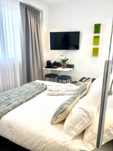 una camera con letto e TV a parete di Le Muraine a Bergamo