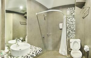 y baño con aseo, lavabo y ducha. en View Dee BKK Airport Residence, en Phrawet