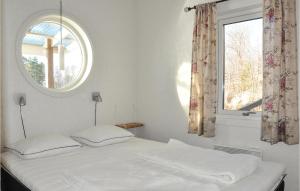 ein weißes Bett in einem Zimmer mit Fenster in der Unterkunft Stunning Home In motfors With Lake View in Åmotsfors