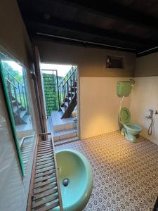 ein Badezimmer mit einem grünen Waschbecken und einem WC in der Unterkunft Kejora Homestay in Kangar