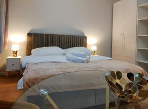 Posteľ alebo postele v izbe v ubytovaní Hugo Star Apartments