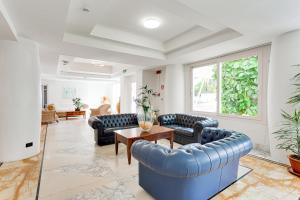 a living room with couches and a table at Hotel Cavalluccio Marino in Santa Marinella
