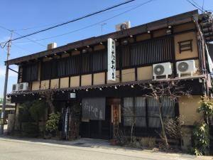 un edificio con una scrittura asiatica sul lato di Ryokan Takayama a Takayama