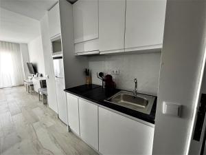 Kuchyňa alebo kuchynka v ubytovaní VER853 - Estudio con terraza vistas al mar, Piscina, Playa, Centro